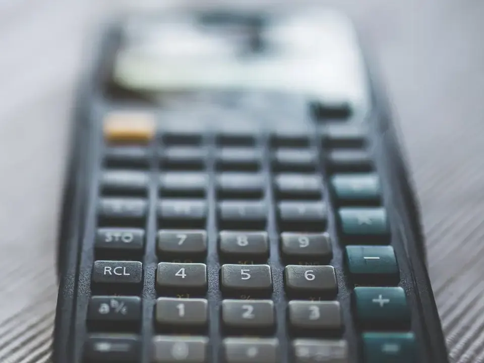 Teclado de uma calculadora de perto, com o fundo desfocado